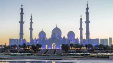 Şeyh Zayed 'in Abu Dabi' deki büyük camii. Gün batımından sonra gece gündüz.