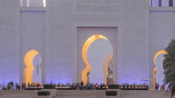 阿拉伯联合酋长国阿布扎比谢赫扎耶德大清真寺，日落后昼夜不停 — 图库视频影像