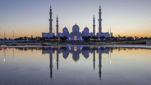 Sheikh Zayed Gran Mezquita en Abu Dhabi día a noche timelapse después de la puesta del sol, Emiratos Árabes Unidos — Vídeos de Stock