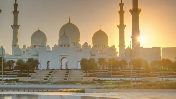 Шейх Заїд Велика мечеть в Абу-Дабі на заході сонця timelapse, ОАЕ — стокове відео