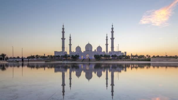 Sheikh Zayed Gran Mezquita en Abu Dhabi día a noche timelapse después de la puesta del sol, Emiratos Árabes Unidos — Vídeo de stock