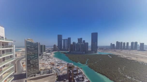 Bangunan-bangunan di pulau Al Reem di Abu Dhabi tiLapse dari atas. — Stok Video