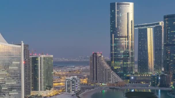 Edificios en la isla Al Reem en Abu Dhabi día a noche timelapse desde arriba. — Vídeos de Stock