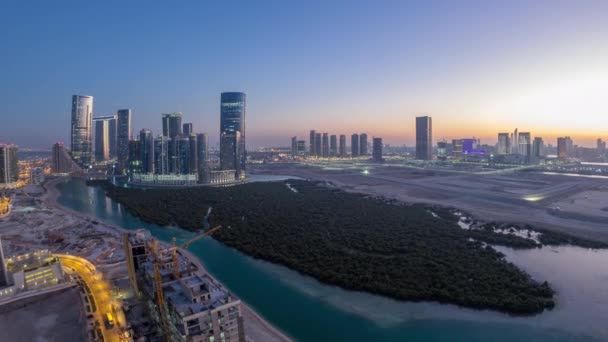 Gebäude auf der Insel Al Reem in Abu Dhabi Tag und Nacht im Zeitraffer von oben. — Stockvideo