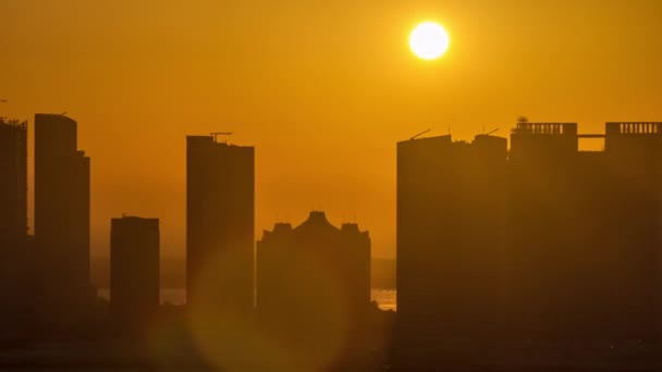 Здания на острове Аль Рим в Абу-Даби на закате времени с высоты. — стоковое видео