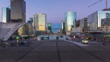 Göz kamaştırıcı Savunma Paris iş bölgesi gökdelenlerle dolup taşıyor..