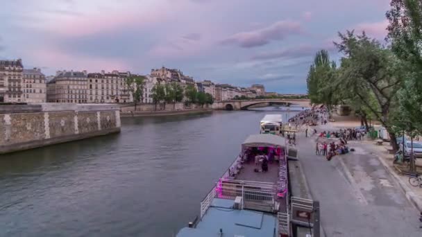 Blick auf die Pont De La Tournelle an der Seine Tag-Nacht-Zeitraffer mit Uferpromenade. — Stockvideo
