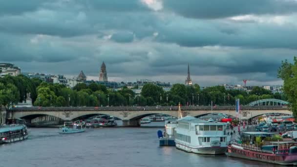 Uitzicht op de brug van Jena van dag tot nacht timelapse, die de Champ de Mars tuinen en de Trocadero verbindt. Parijs, Frankrijk — Stockvideo