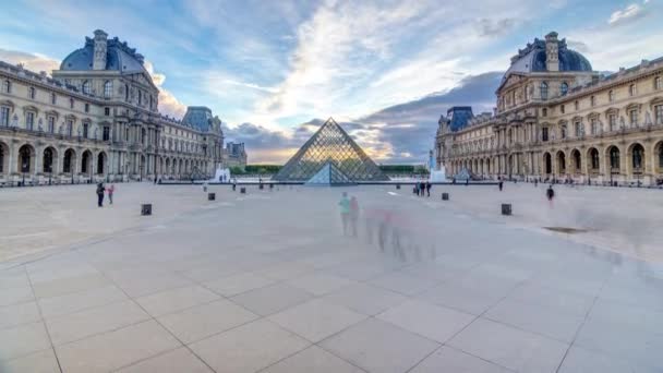 The Louvre museum pyramid at sunset timelapse in Paris, France — Stock Video