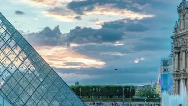 Die Pyramide des Louvre-Museums bei Sonnenuntergang in Paris, Frankreich — Stockvideo