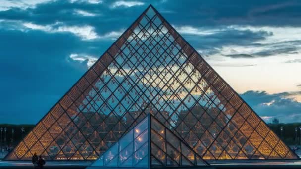 La pirámide del museo del Louvre después de la puesta del sol día a la noche timelapse en París, Francia — Vídeo de stock
