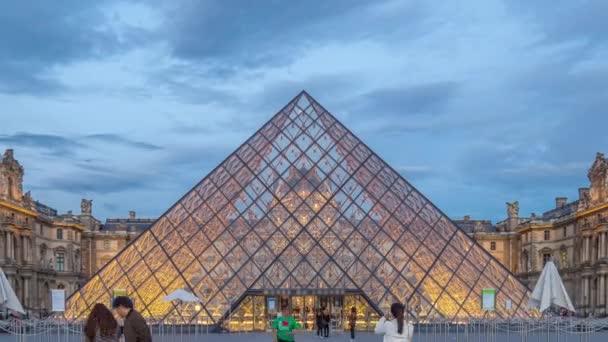 A pirâmide do museu do Louvre após o pôr do sol dia à noite timelapse em Paris, França — Vídeo de Stock