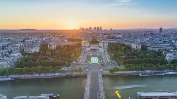 Coucher de soleil sur Trocadéro timelapse avec le Palais de Chaillot vu de la Tour Eiffel à Paris, France. — Video