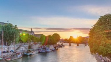 Paris 'teki Pont des Arts' a gün batımında bakın, Fransa