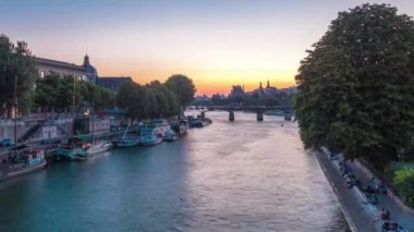 Paris 'teki Pont des Arts' a gün batımından gece saatlerine, Fransa 'ya bakın.