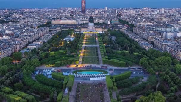 Vista aérea de un gran horizonte de la ciudad después del atardecer del día a la noche timelapse. Vista superior desde la torre Eiffel. París, Francia. — Vídeos de Stock