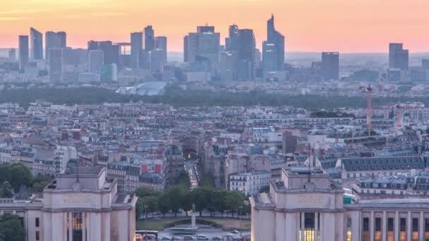 Vista aérea sobre Trocadero dia a noite timelapse com o Palais de Chaillot visto da Torre Eiffel em Paris, França. — Vídeo de Stock
