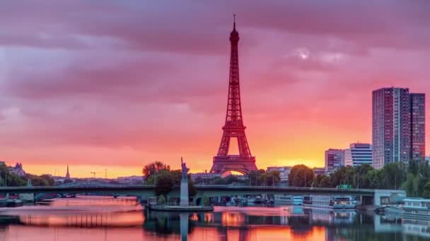 Eiffeltornet soluppgång timelapse med båtar på Seine floden och i Paris, Frankrike. — Stockvideo