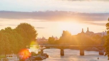Paris 'teki Pont des Arts' a gün batımında bakın, Fransa