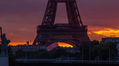 Eyfel Kulesi gün doğumu zamanı Seine nehri ve Paris, Fransa 'da teknelerle.