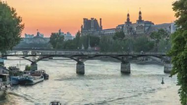 Paris 'teki Pont des Arts' a gün batımından gece saatlerine, Fransa 'ya bakın.