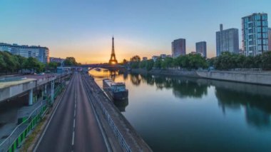 Eyfel Kulesi gün doğumu zamanı Seine nehri ve Paris, Fransa 'da teknelerle.