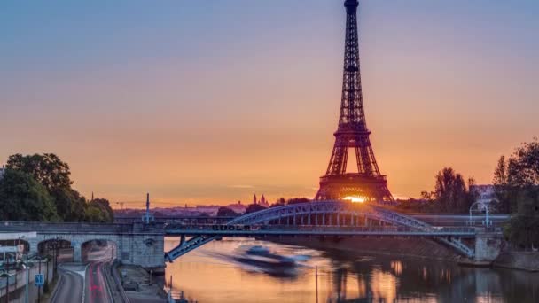 Tour Eiffel lever du soleil timelapse avec des bateaux sur la Seine et à Paris, France. — Video