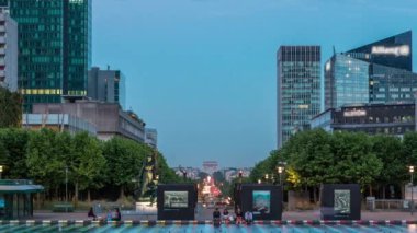 Paris şehir manzarası, modern binalar iş bölgesi La Defense 'da günden geceye kadar. Cam cephe gökdelenleri. Paris, Fransa