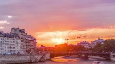 Günbatımında Le Pont DArcole Köprüsü 'nde insanlar ve tekneler zaman ayarlı, Paris, Fransa, Avrupa