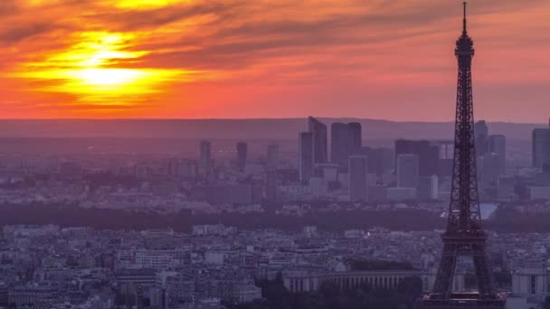 Panorama av Paris vid solnedgången timelapse. Eiffeltornet utsikt från Montparnasse byggnad i Paris - Frankrike — Stockvideo