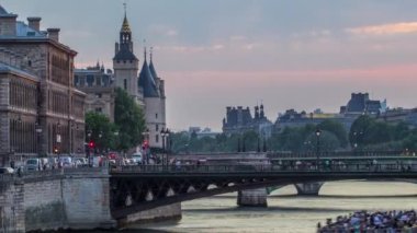 Günbatımından sonra Le Pont DArcole Köprüsü 'nde insanlar ve tekneler gece gündüz, Paris, Fransa, Avrupa