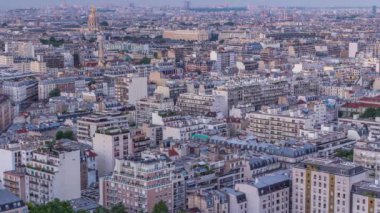 Paris 'teki evlerin çatılarının üstündeki hava manzarası, günden geceye zaman.