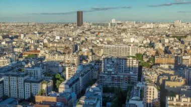 Paris 'teki evlerin çatılarının üstündeki hava manzarası.