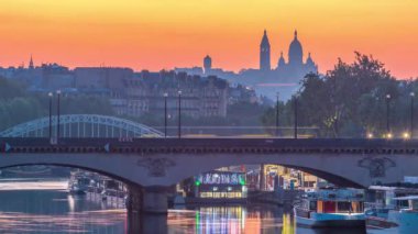 Eyfel kulesi ve Seine nehri yakınlarındaki köprü Gün doğumundan önce geçiş zamanı, Paris, Fransa.