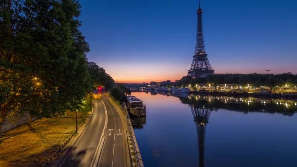 Torre Eiffel e o rio Sena noite a dia timelapse, Paris, França — Vídeo de Stock