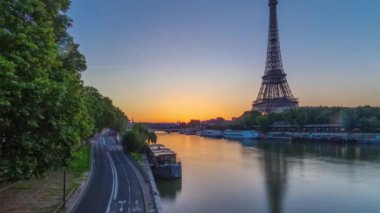 Eyfel Kulesi ve Seine Nehri Sunrise Timelapse, Paris, Fransa