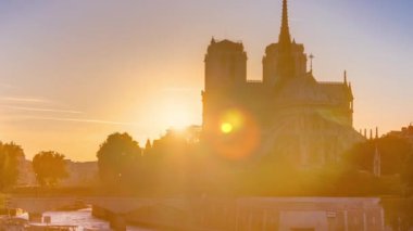 Günbatımında Notre Dame De Paris Katedrali 'nin arka görüntüsü..