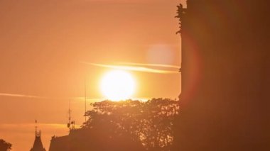 Günbatımında Notre Dame De Paris Katedrali 'nin arka görüntüsü..