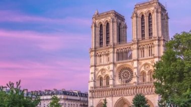 Notre Dame De Paris Katedrali 'nin önü Gün batımından sonra gece saatine.