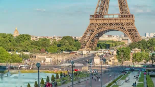 Coucher de soleil sur la Tour Eiffel timelapse avec fontaine dans les Jardins du Trocadéro à Paris, France. — Video