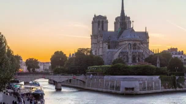 Rear view of Notre Dame De Paris cathedral day to night timelapse after sunset. — Stock Video