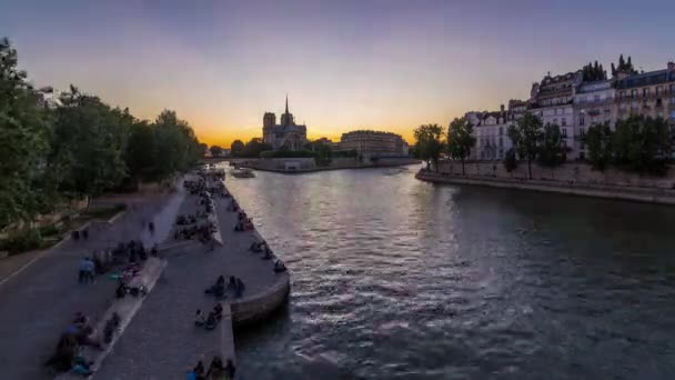 Utsikt over Notre-Dame De Paris-katedralen dag til natt - tidslinje etter solnedgang. – stockvideo