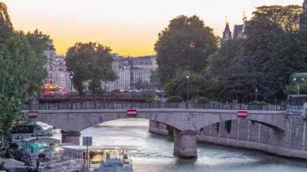 Fluss und Brücke in der Nähe der Kathedrale Notre Dame De Paris Tag-Nacht-Zeitraffer nach Sonnenuntergang. — Stockvideo