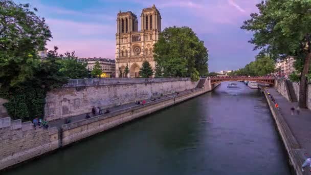Vista frontale della cattedrale di Notre Dame De Paris da giorno a notte dopo il tramonto. — Video Stock