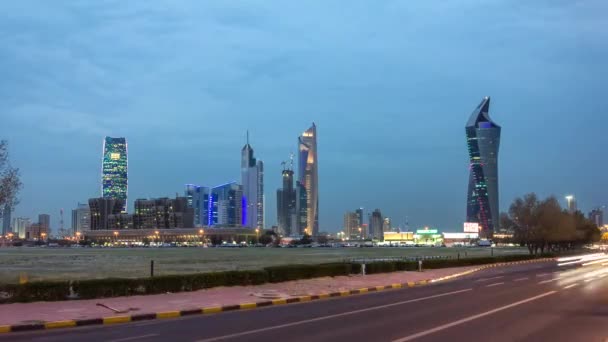 Skyline felhőkarcolókkal Kuvait City belvárosában, napnyugtakor megvilágítva. Kuvait város, Közel-Kelet — Stock videók