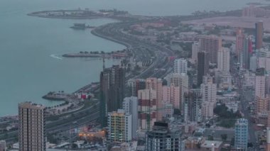 Kuveyt 'te gece gündüz gökdelenlerle gökyüzü çizgisi alacakaranlıkta aydınlandı. Kuveyt Şehri, Orta Doğu