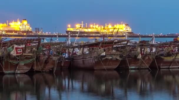 Barco de pesca estacionado cerca del mercado de pescado al lado del área de la ciudad de Kuwait día a noche timelapse — Vídeos de Stock