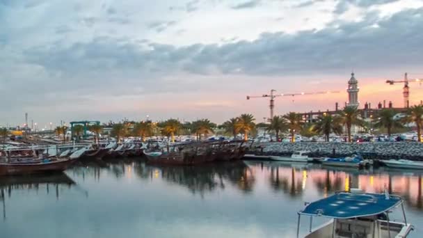 Barco de pesca estacionado cerca del mercado de pescado al lado del área de la ciudad de Kuwait día a noche timelapse — Vídeos de Stock