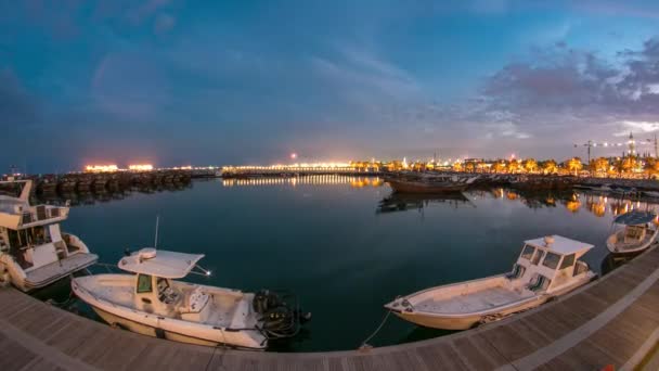 Perahu nelayan yang diparkir di dekat pasar ikan di sebelah Kuwait City Area dari hari ke malam tiLapse — Stok Video