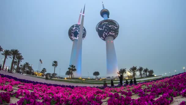 Les tours du Koweït jour et nuit timelapse - le point de repère le plus connu de Koweït City. Koweït, Moyen-Orient — Video